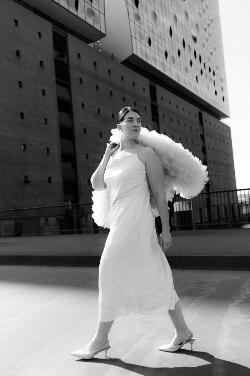 Bewegungsaufnahme einer braut im Editorial-Stil in Hamburg - elegant, zeitlos