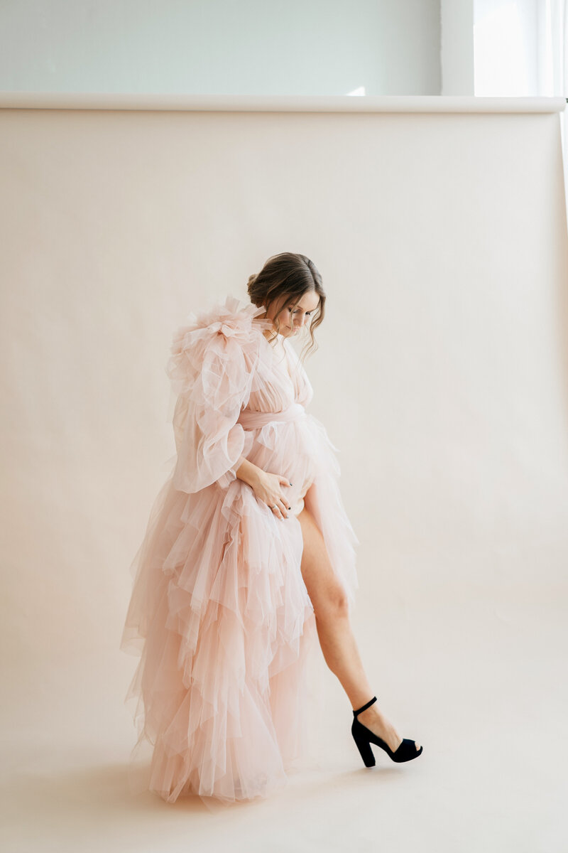 pregnancy-photo-session-studio-pregnant-woman-blush-pink-royal-queen-fluffy-dress-high-fashion