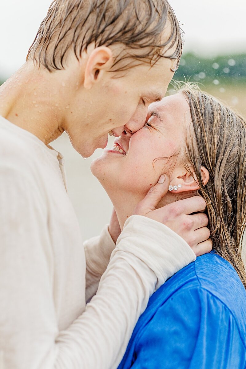 couple-kissing-in-the-rain-notebook-style