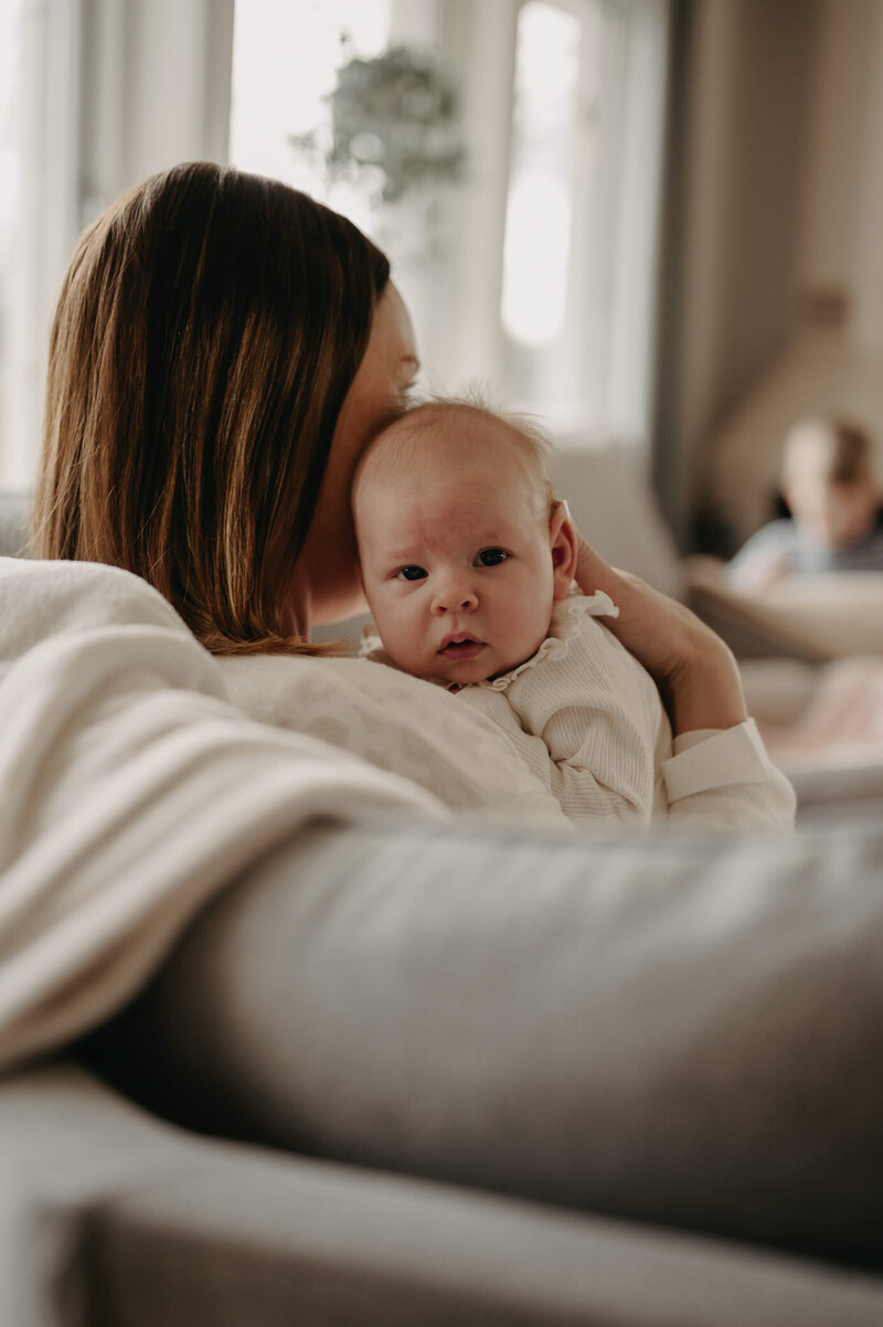 Gravid Kvinna går på ängen.