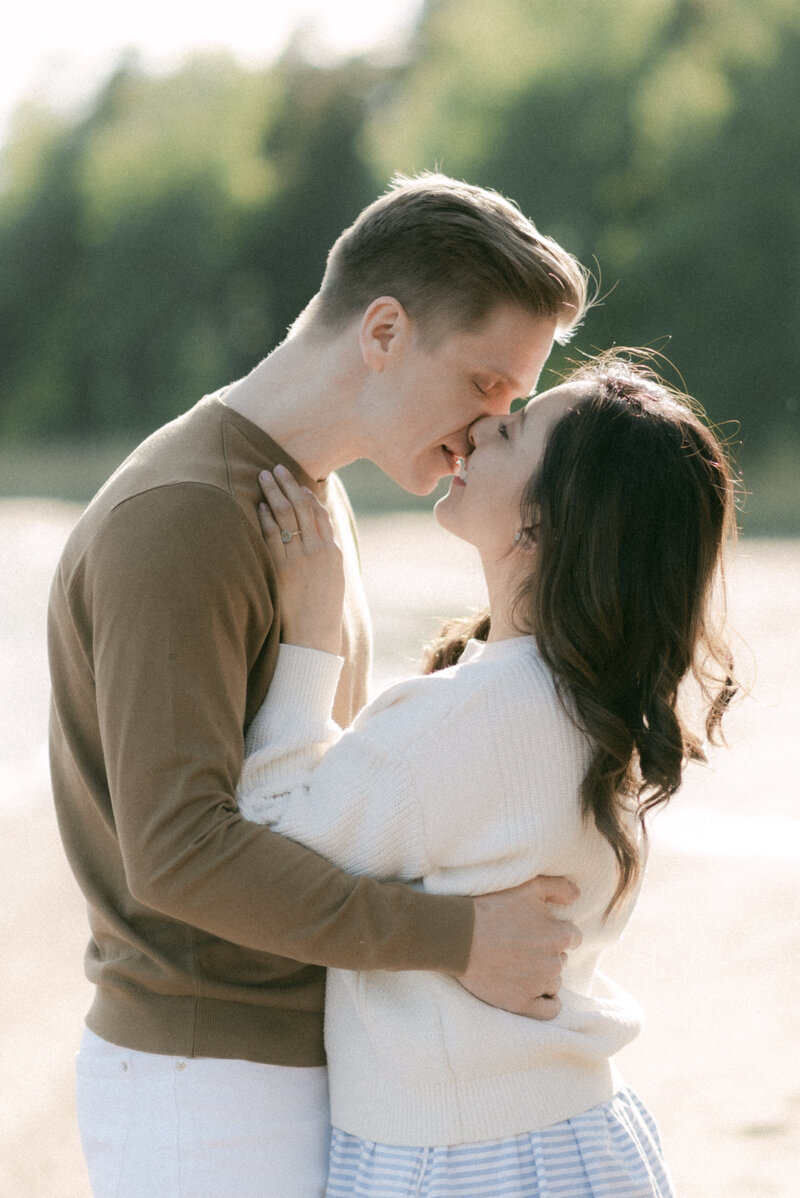 Couple on a beach on a photography session with photographer Hannika Gabrielsson