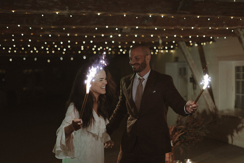 Brudpar festar med sparklers