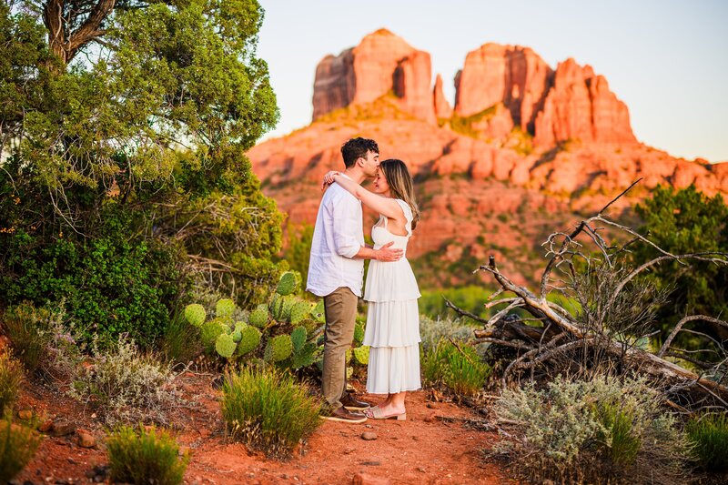 Sedona engagement  session couple kissing with red rock background Cathedral Rock view Julia Romano Photography
