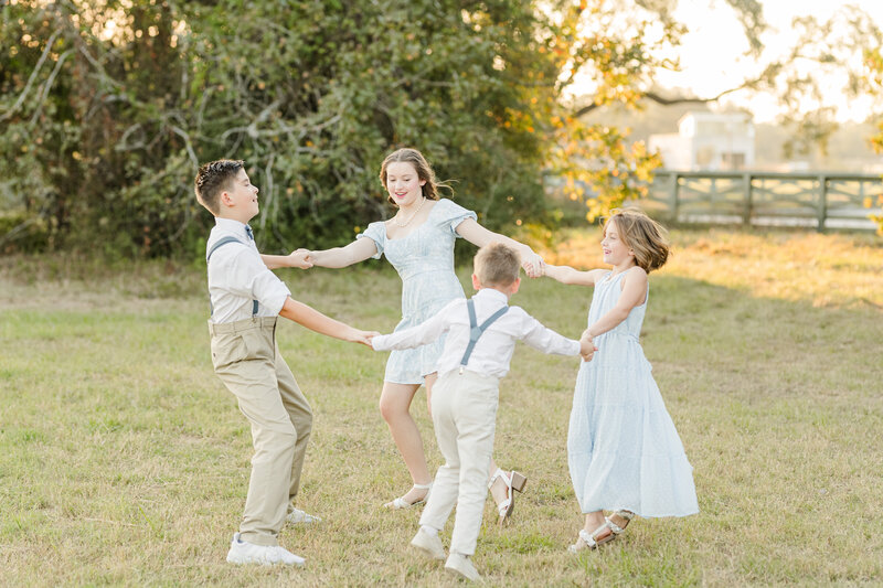 Houston-family-photographer-does-ring-around-the-rosie