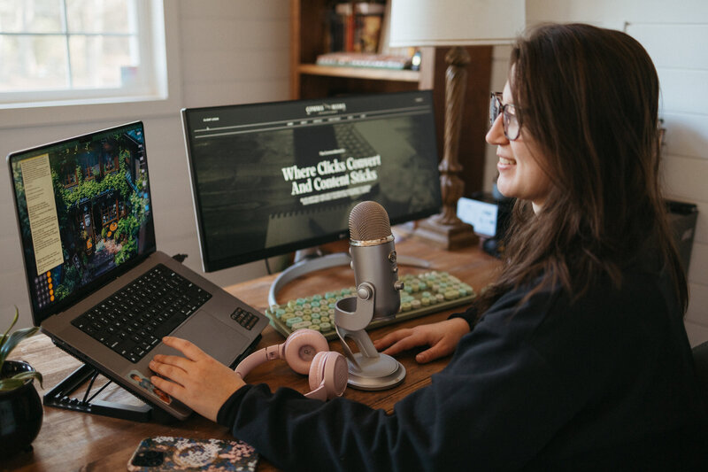 Woman planning content at her desk | The Comma Mama Co.