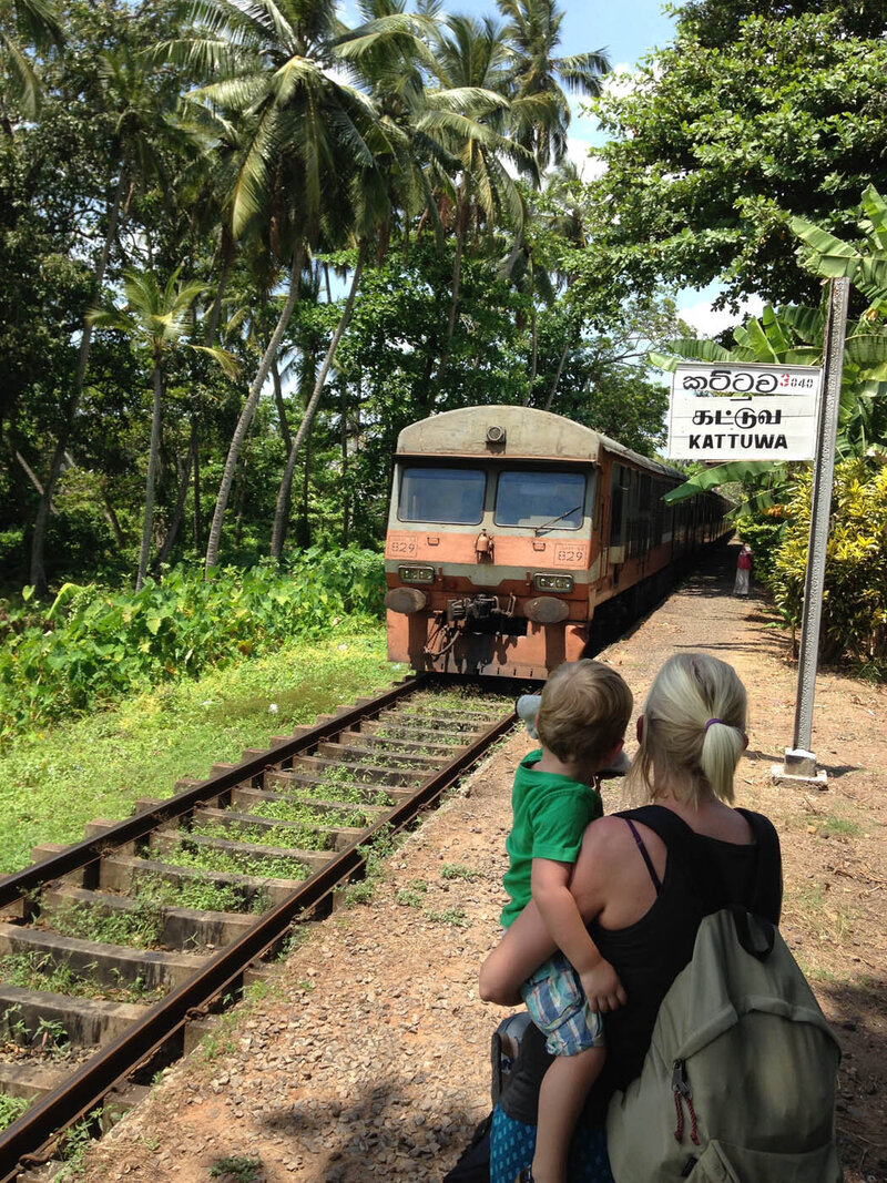 Reis_met_kinderen-Sri_Lanka-treinstation