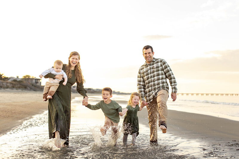 playful-family-photography-coastal-virginia.jpg