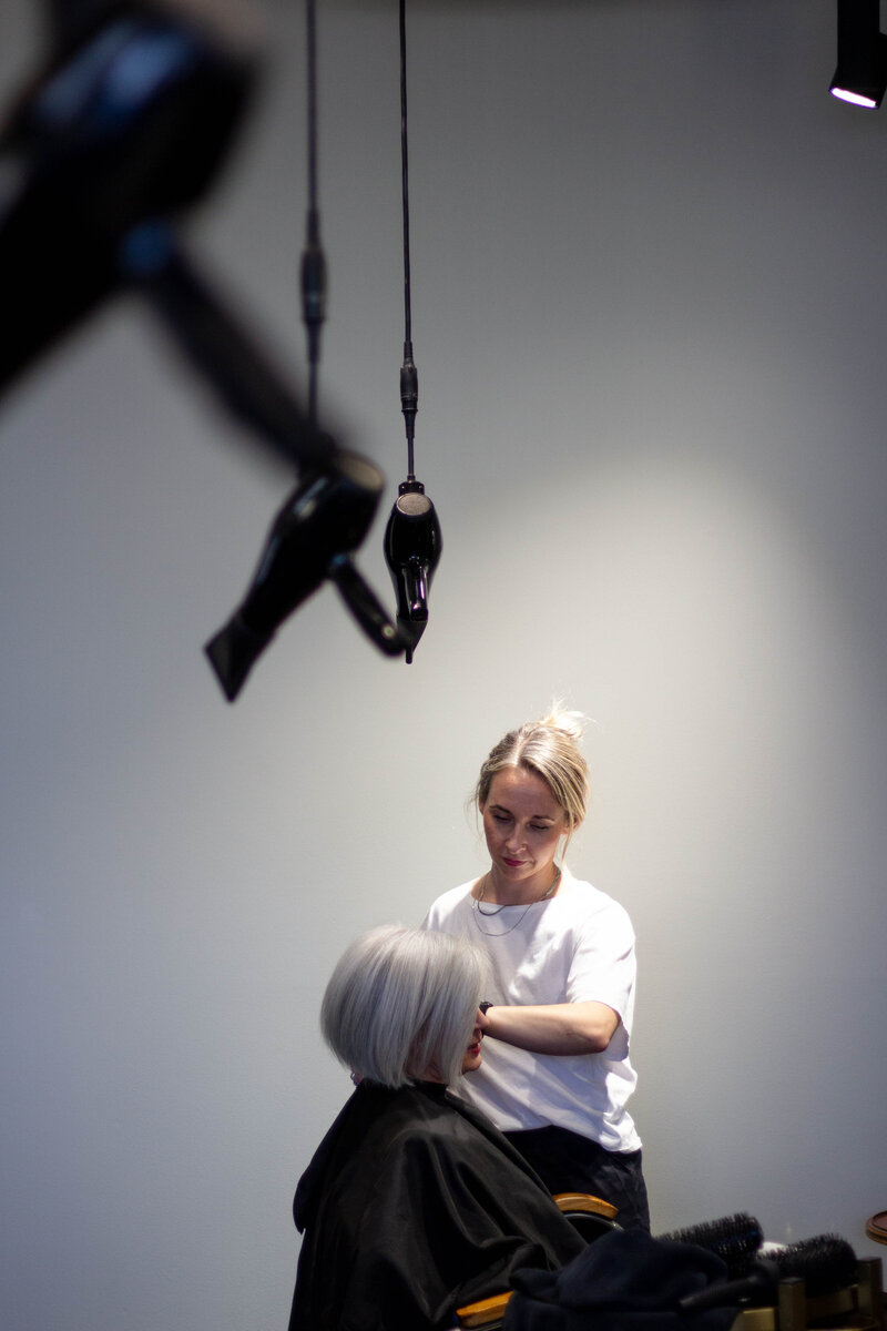 Salon that does blonde hair balayage