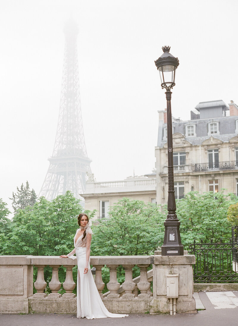 The bride with the eiffel tower
