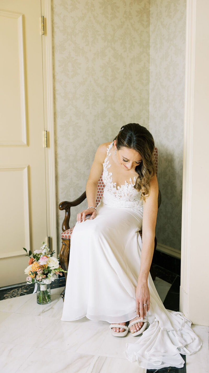 Bride gets ready for wedding day inside the Willard Intercontinental Hotel