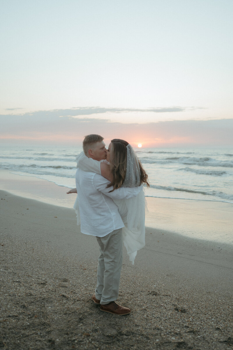 beach wedding photos during sunset