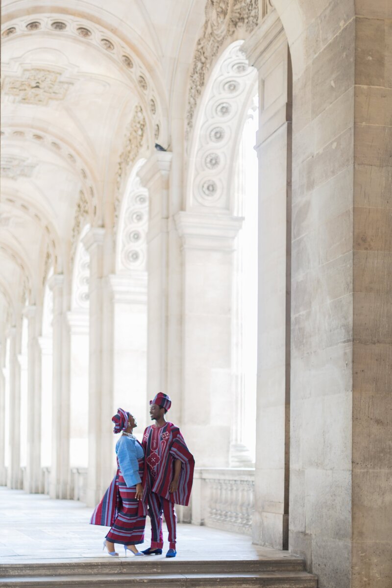 un couple qui se prend dans les bras au louvre à paris
