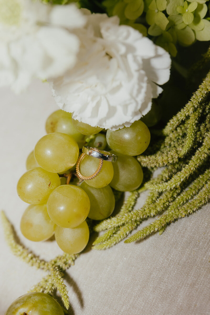 wedding-details-rings-with-fruit-laurianevega