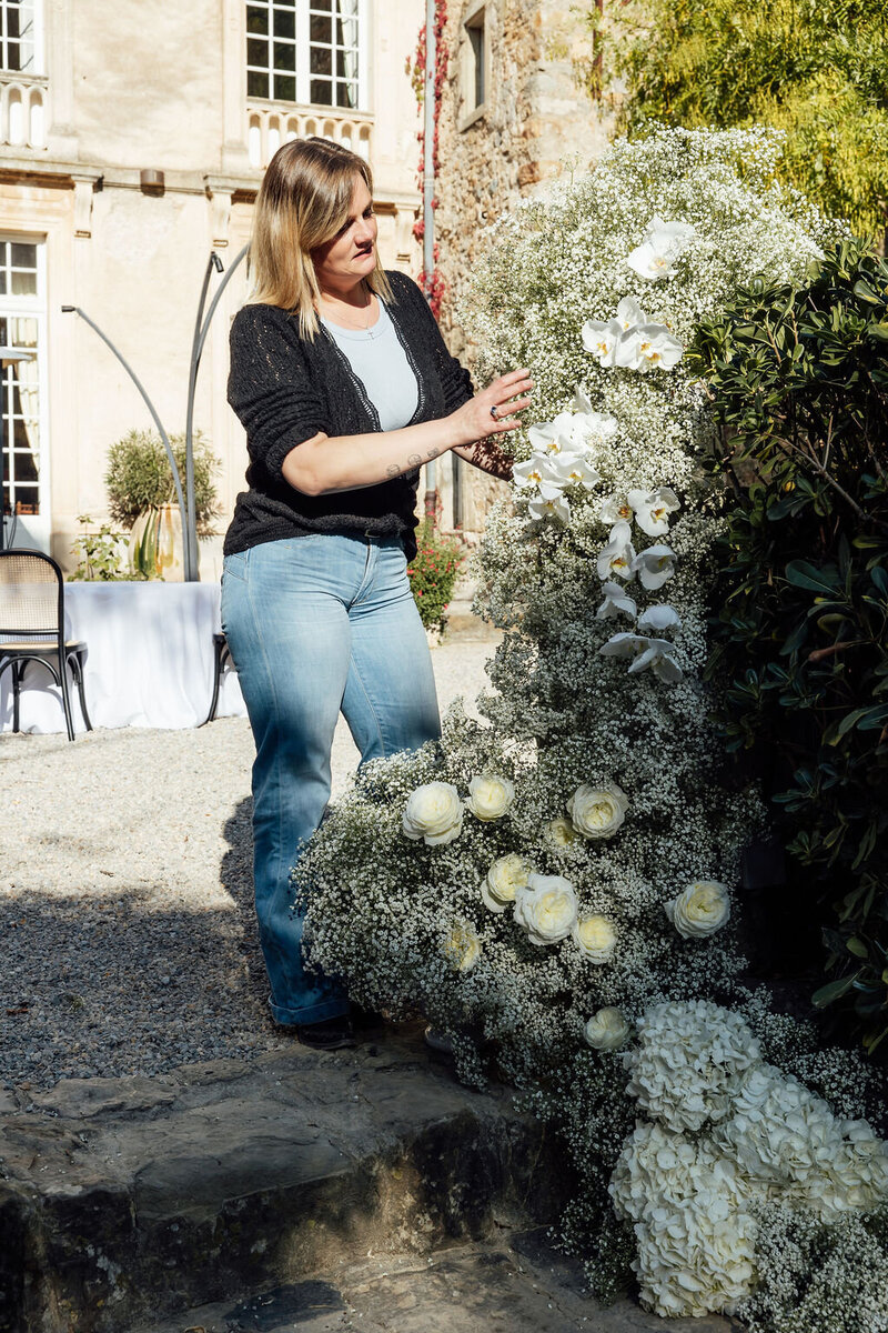 floral-designer-creating-white-arrangement-france4