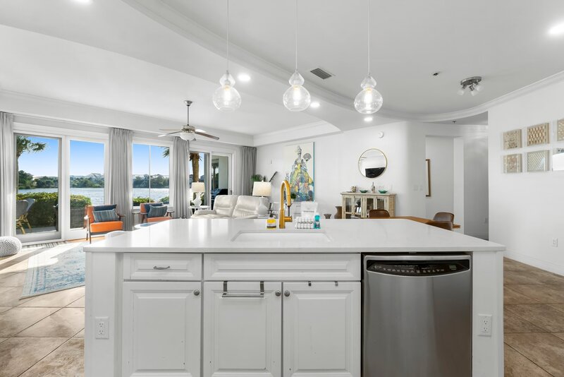 19-web-or-mls-118 Carillon Market St 102-26