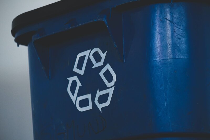 un conteneur de recyclage pour les déchets.