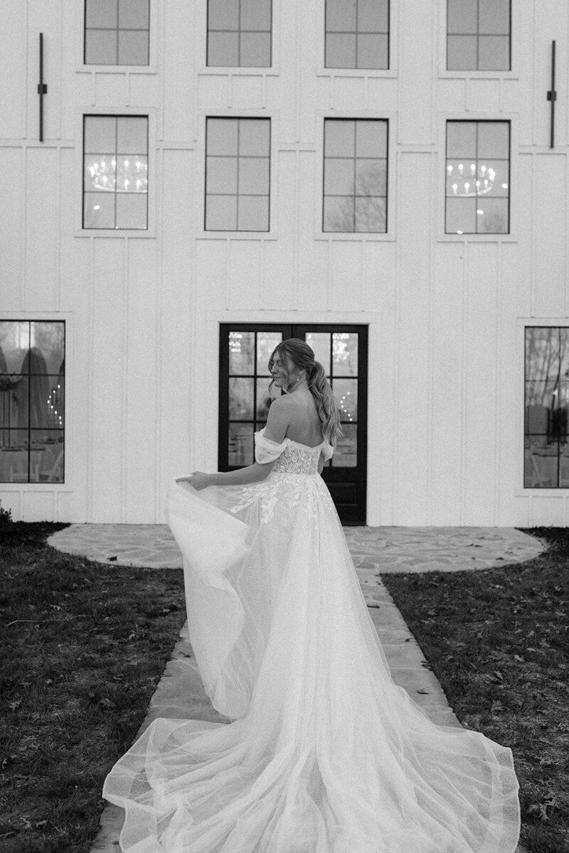 Bride and groom at our McMinnville wedding venue