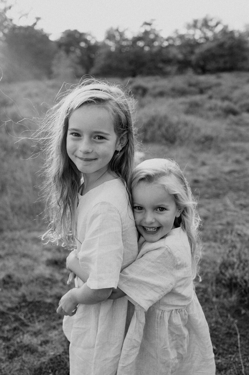 Gezinsfotografie in Nijlen tijdens golden hour – pure, spontane momenten vastgelegd in de heide.