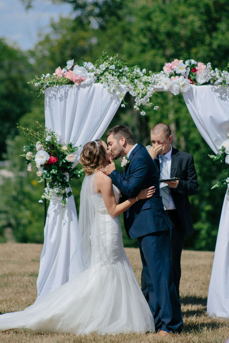 ladyglen_lawn_kiss