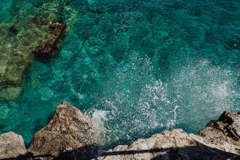 kaboompics_beautiful-turquoise-water-crashing-into-rocks-12818