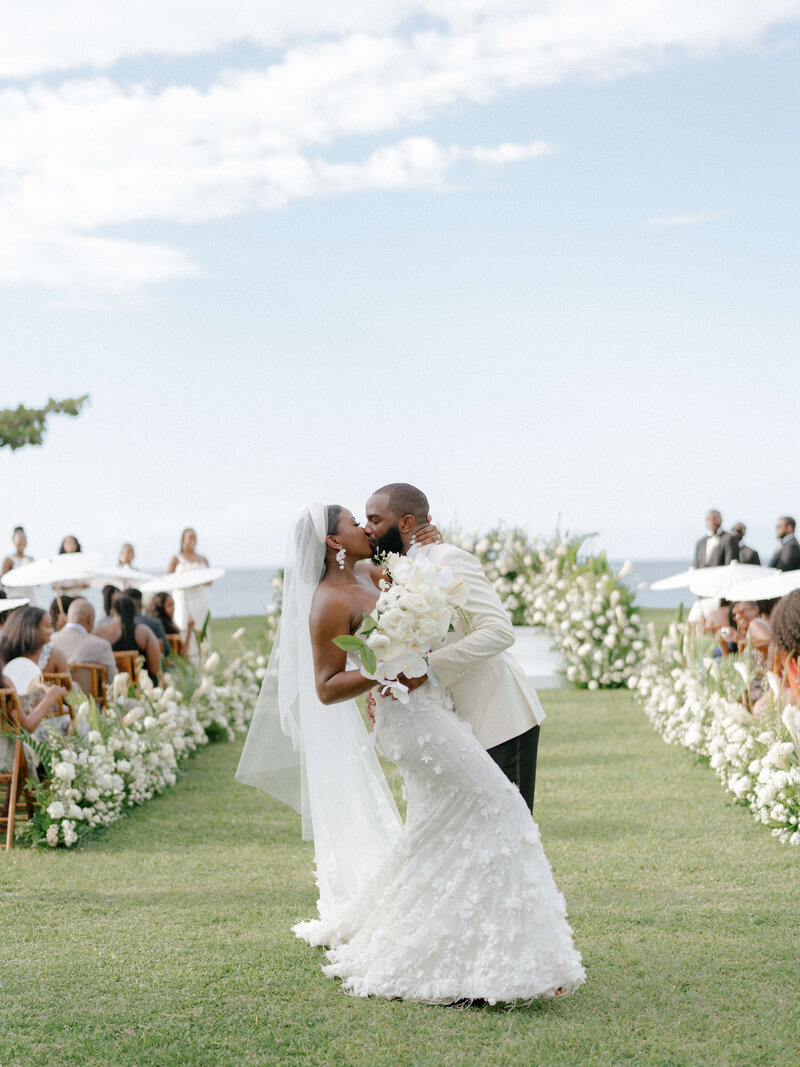 rroya-jordan-springvale-floral-ceremony-kiss
