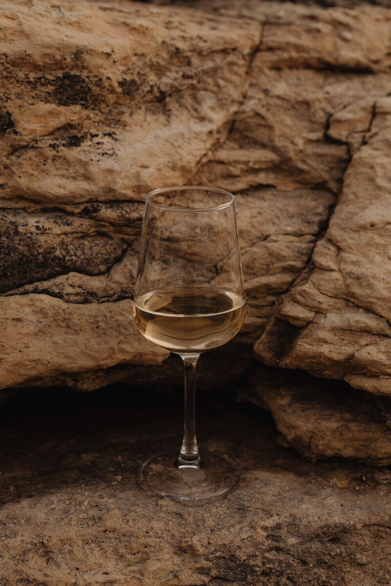 kaboompics_coastal-elegance-white-wine-on-the-rocky-shores-of-malta-30990