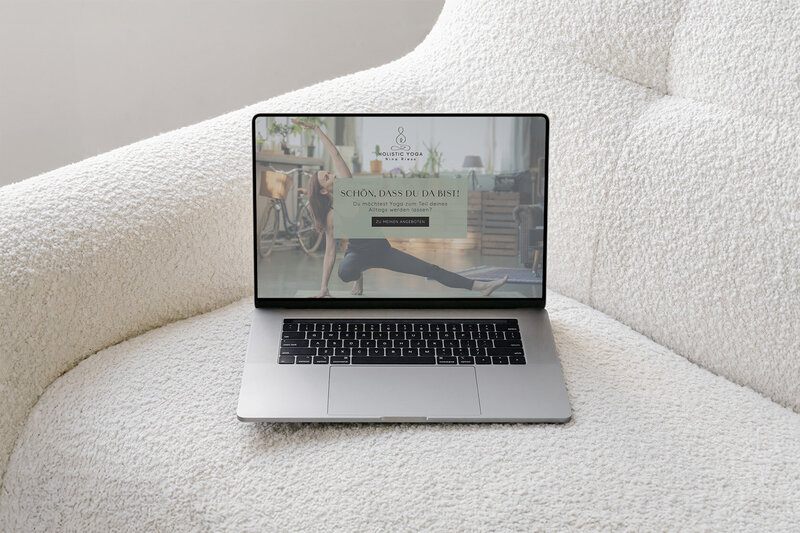 Mockup einer Website für Yogalehrerin Nina, minimalistisch und harmonisch gestaltet