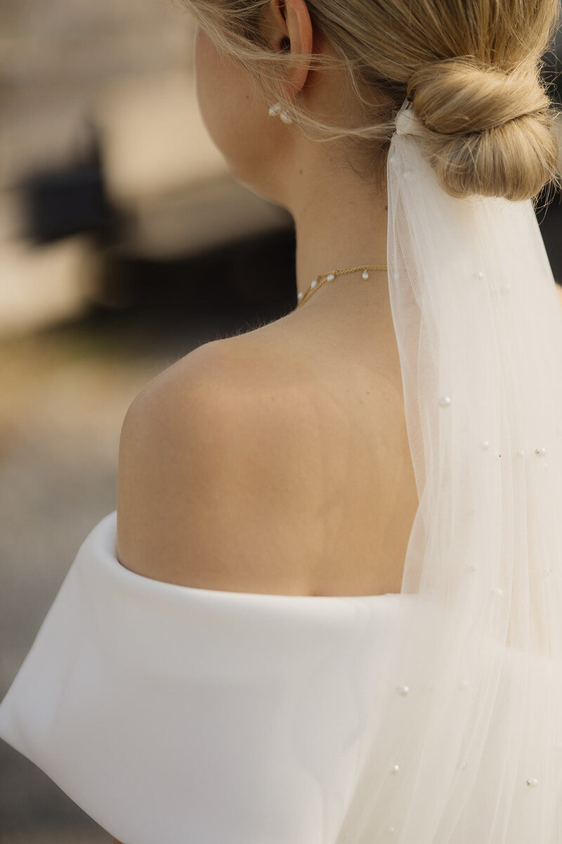 Erleben Sie die Perfektion in Sarah Schöbs Boho Bridal Updo, kunstvoll kreiert, um Ihren besonderen Tag mit einem stilvollen und zeitlosen Look zu bereichern.