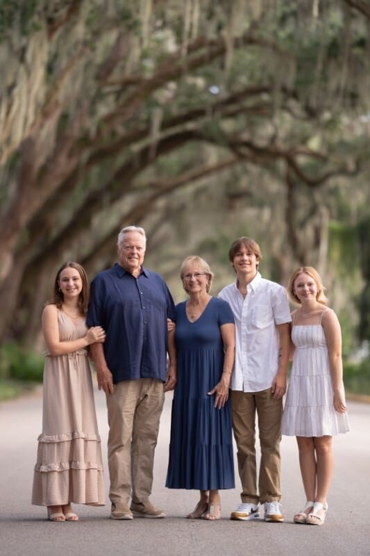 grand-parents-pose-with-their-grandkids-on-magnolia-street