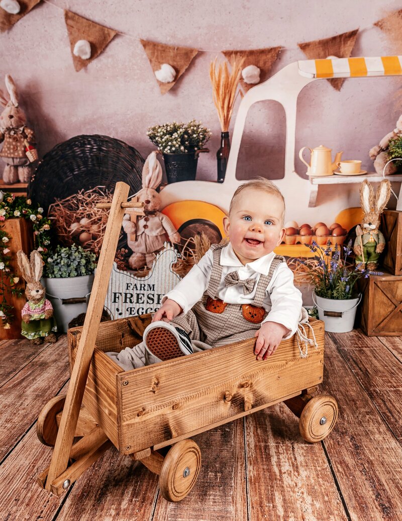 pasen mini fotoshoot jongen in kar