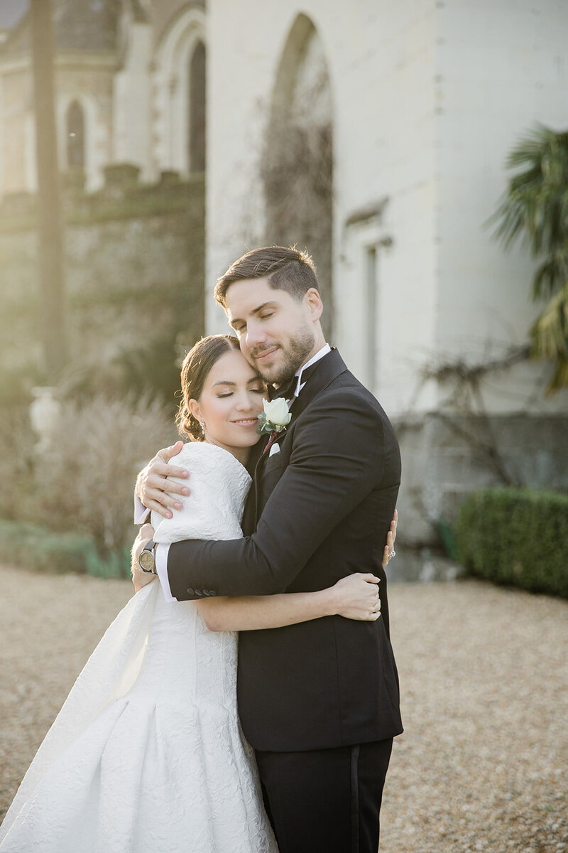 Lisette and Matt, a young couple from the US, chose the beauty of Chateau Challain in France for their destination wedding. 