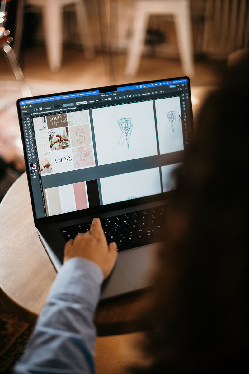 Alexiane en train de travailler sur une identité visuelle sur son ordinateur