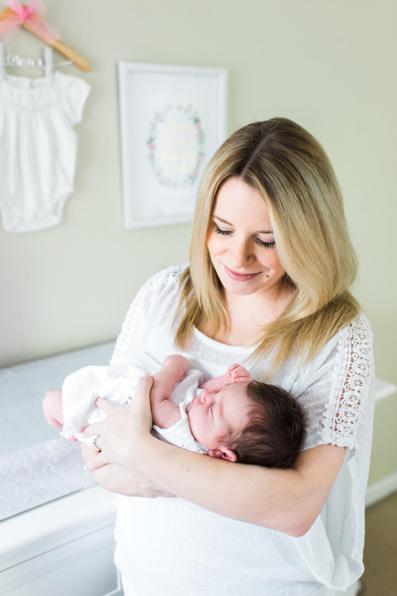 white-lifestyle-newborn-session-portraits-04