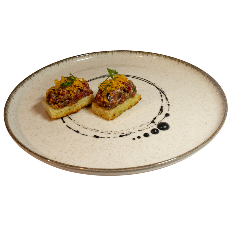 STEAK TARTAR DE ANGUS CON PAN CRISTAL Y YEMA CURADA