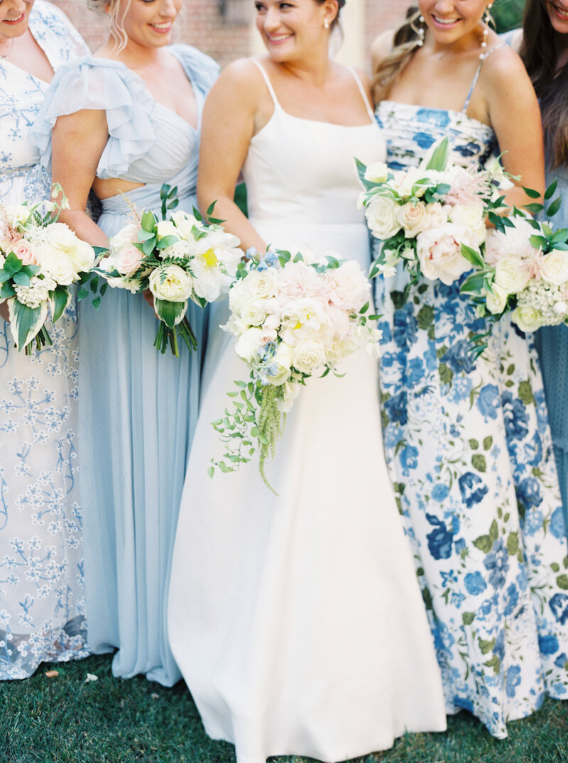 Bridal bouquet for a
country club wedding. Custom floral design for weddings and special events. Wedding florist for
waterfront venues in Maryland.