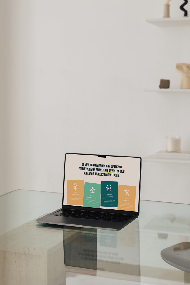 Ronde stickers met MEHR logo in verschillende kleuren op een rode achtergrond