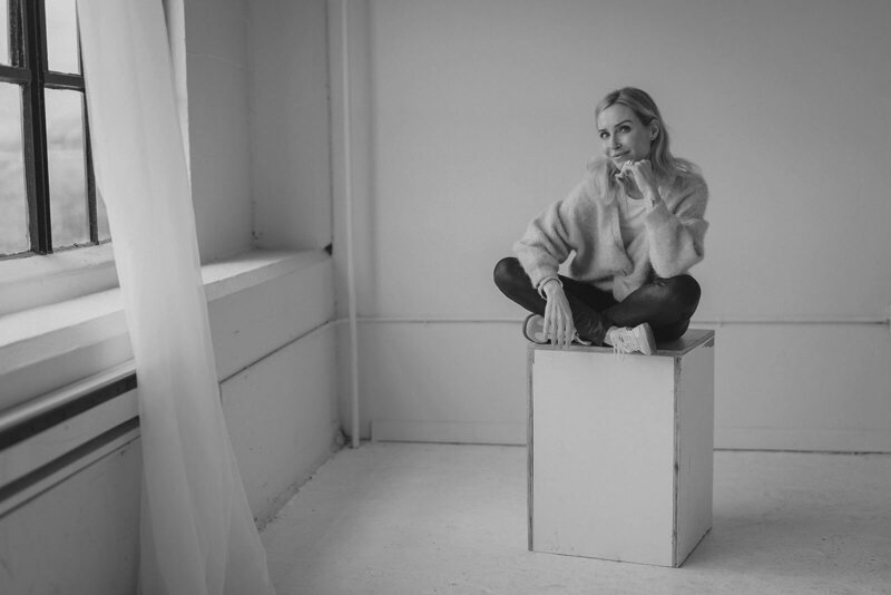 Viviane Veraguth, Neurosomatic Practitioner and Nervous System Expert, sitting on a box and smiling
