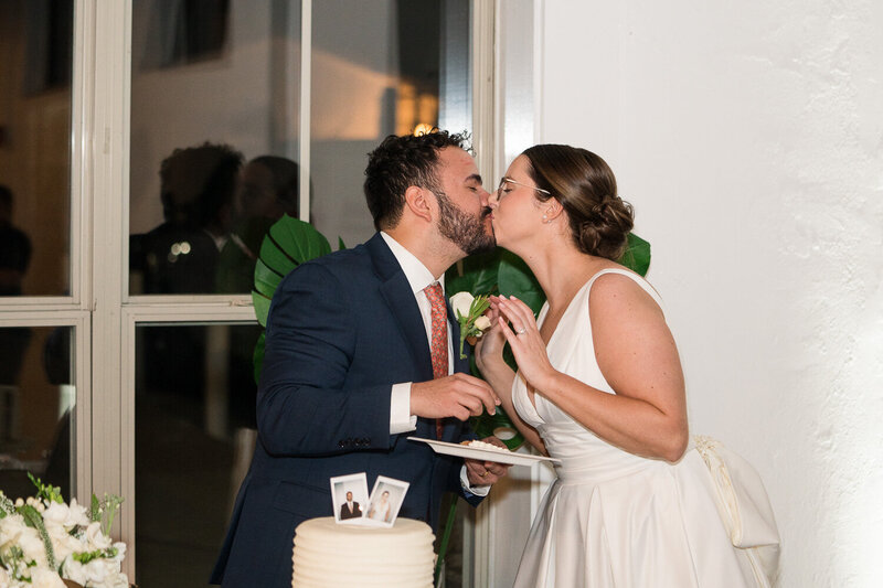 bride-and-groom-kiss-wedding-cake-1