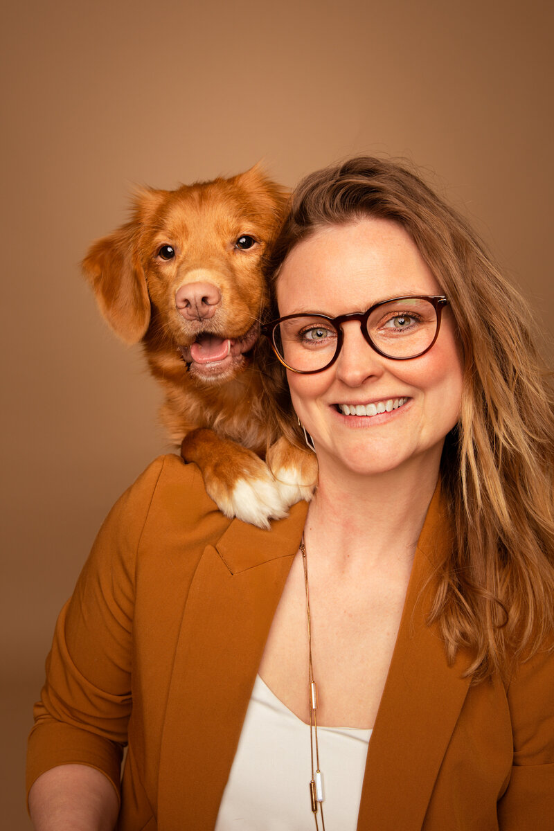 Maura Switsers, hondenfotografe met haar eigen hond. Een toller op de foto in de studio in haar daglichtstudio te Geel 