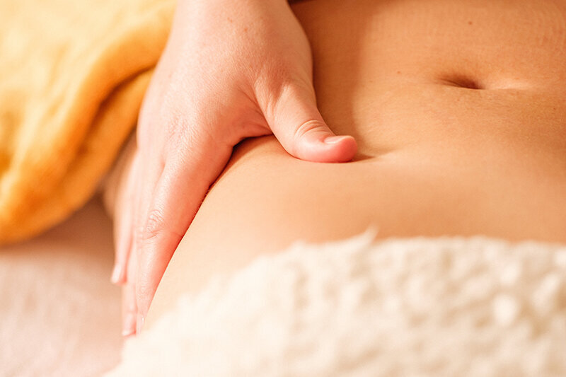 Gros plan massant un ventre pour Sarasvati, massage ayurvédique en Vendée.