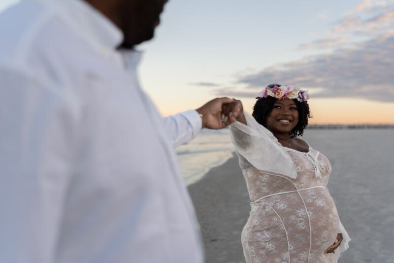 Joyful-beach-maternity-moment