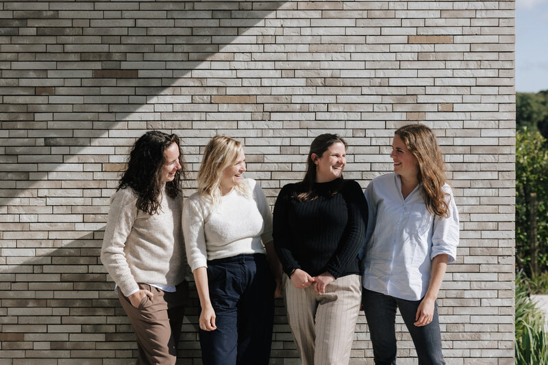 architect mélanie seghers te Keerbergen voor een muur met grikjze baksteen vandersanden snowdust