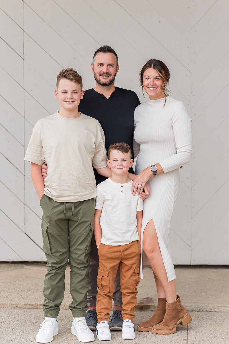 2024-krystal-moore-photography-moose-jaw-white-wall-family-photos-20
