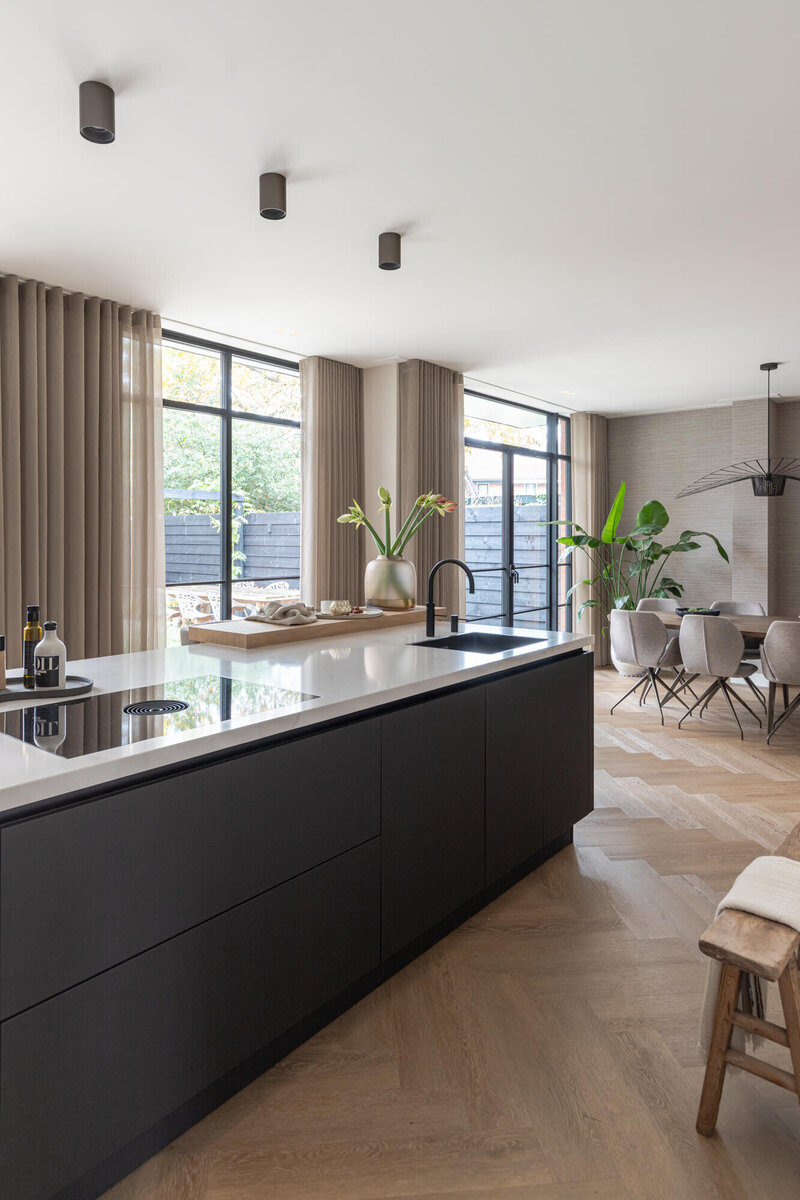 Een prachtig ingerichte woonkamer met op maat gemaakte meubels en moderne accenten, ontworpen door Chrissy Interiors voor een luxe woning.