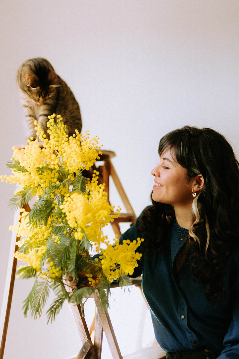 portrait photographe à coté de ses chats et du mimosa