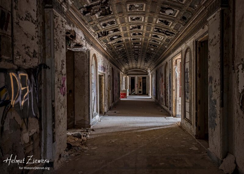 Lee Plaza Peacock Alley_1