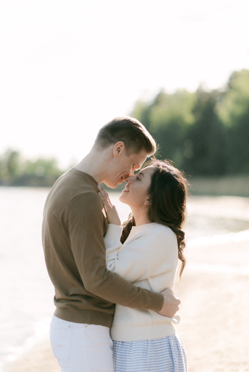 Couple on a beach on a photography session with photographer Hannika Gabrielsson