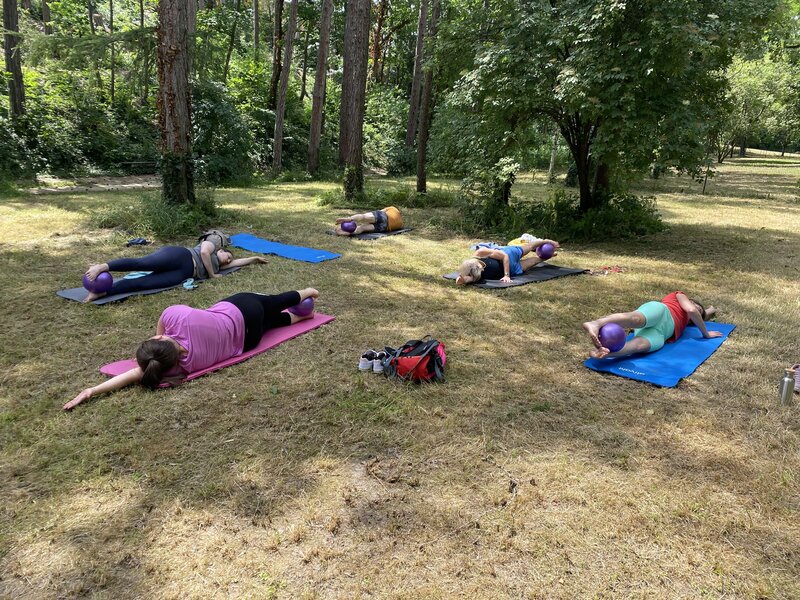 Pilates, Ernährungstraining und zyklusorientiertes Training in den Bezirken Mödling und Baden für ganzheitliches Wohlbefinden – sowie Fit im Büro: Dein Team-Training für mehr Gesundheit am Arbeitsplatz.