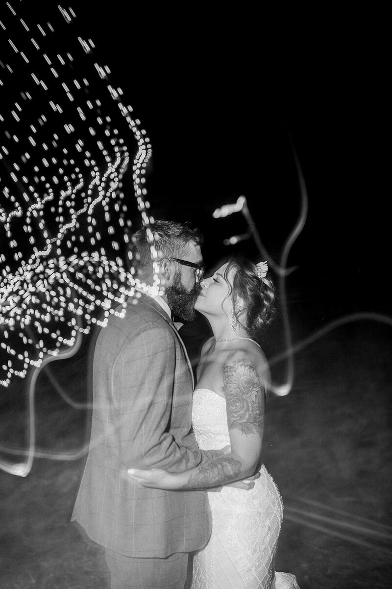 Tiffany Longeway Photography captures a magical nighttime kiss between the bride and groom at B.R. Cohn Winery in Sonoma Valley. The enchanting setting with twinkling lights and the couple’s intimate embrace create a romantic and unforgettable moment, ideal for couples seeking a charming and intimate venue for their wedding celebration.