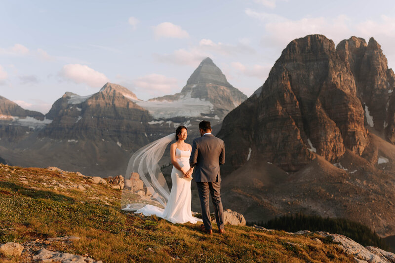 Luxury wedding reception décor with colorful centerpieces, gold accents, and modern rustic styling in the Canadian Rockies.